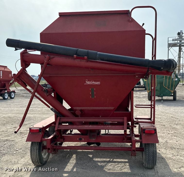 image for item NH9109 Feed Train 6000A seed tender