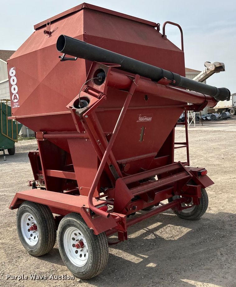 image for item NH9109 Feed Train 6000A seed tender