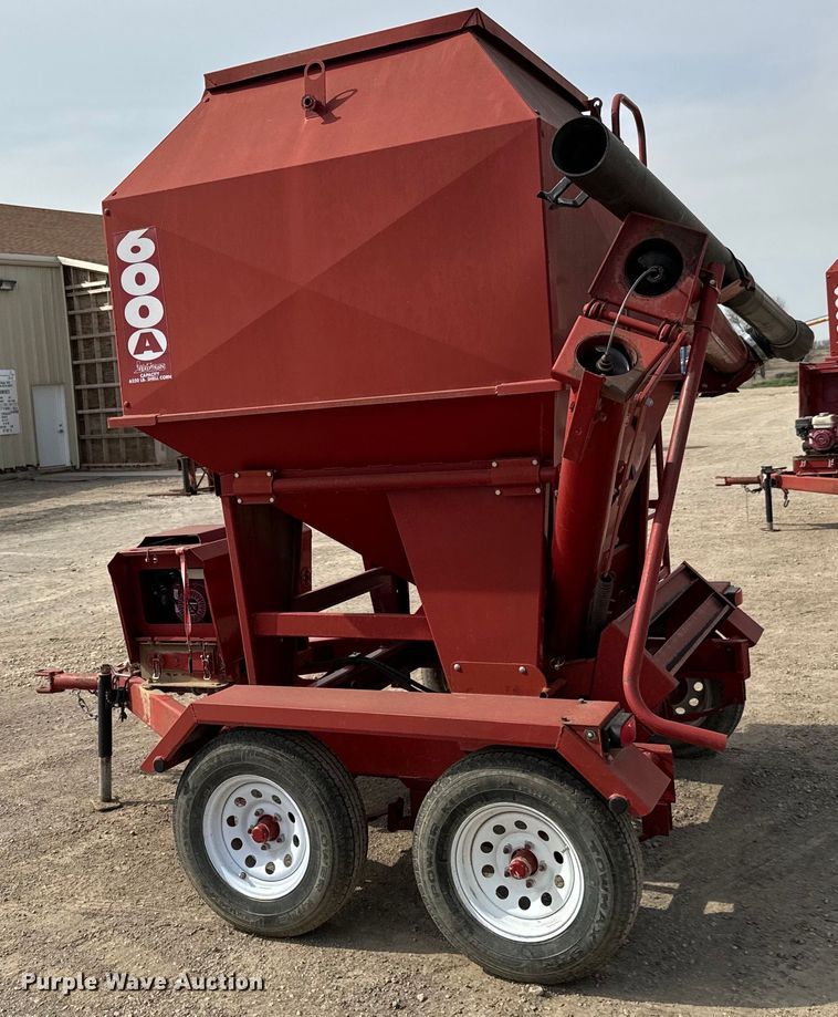 image for item NH9109 Feed Train 6000A seed tender