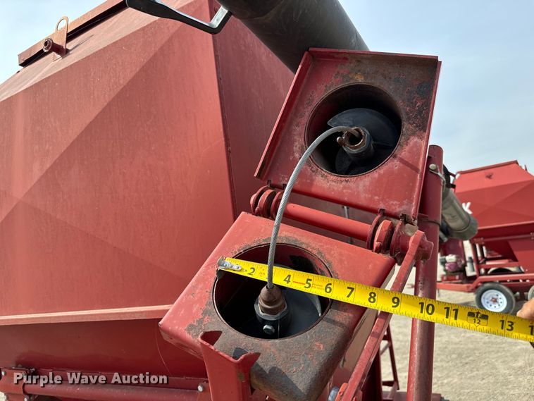 image for item NH9109 Feed Train 6000A seed tender