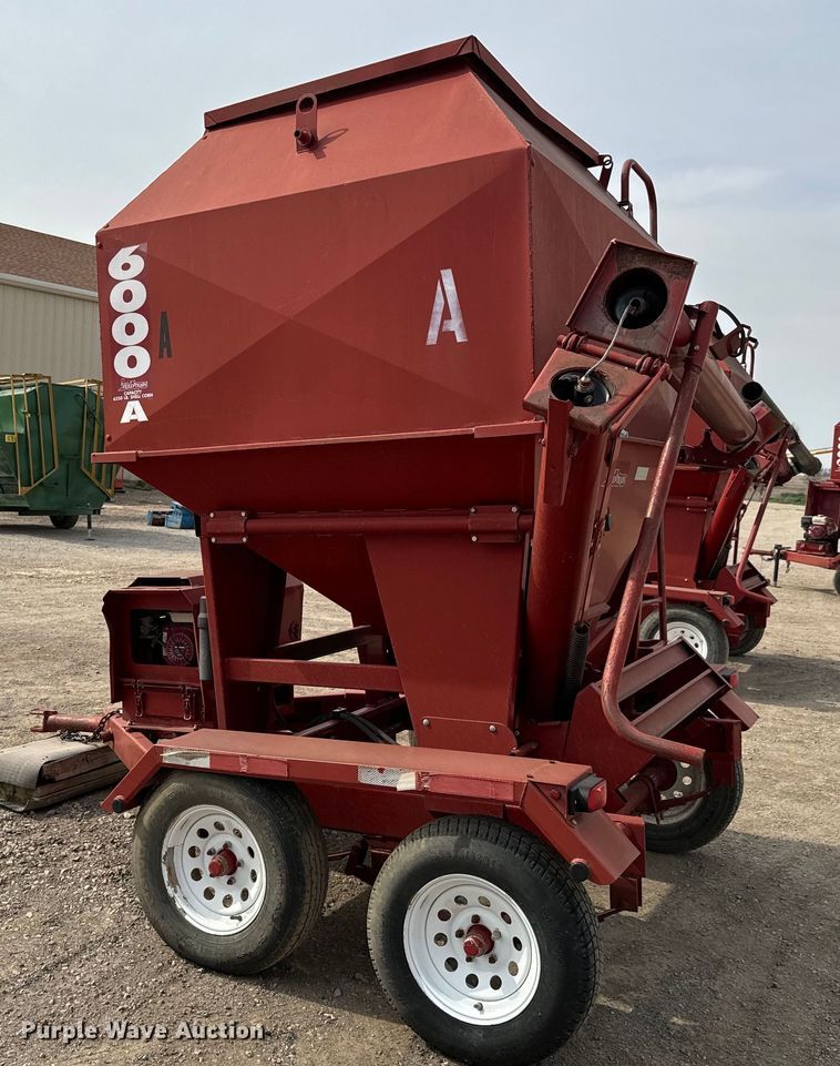 image for item NH9110 Feed Train 6000A seed tender