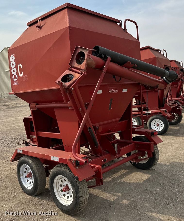 image for item NH9111 Feed Train 6000A seed tender