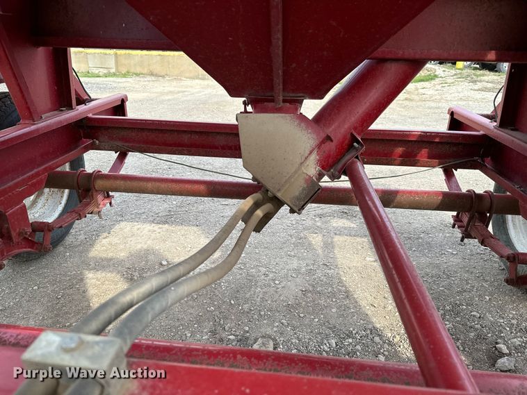 image for item NH9111 Feed Train 6000A seed tender