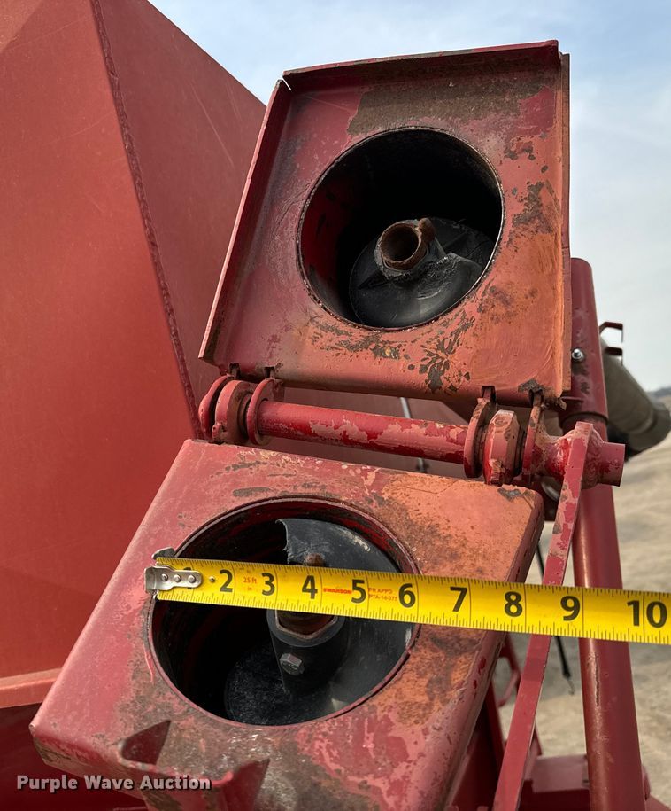 image for item NH9111 Feed Train 6000A seed tender