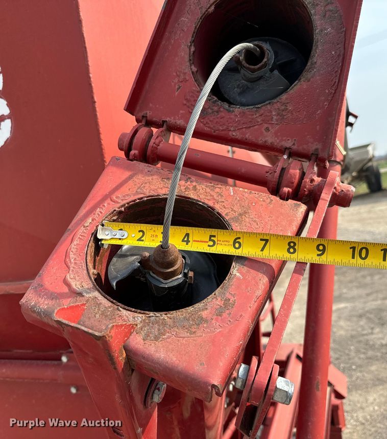 image for item NH9113 Feed Train  6000A seed tender