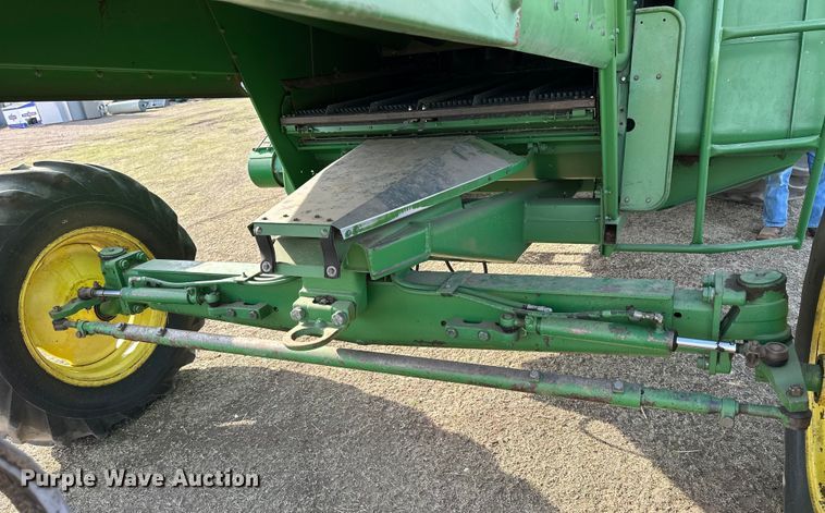image for item OE9049 1983 John Deere 7720 Turbo combine