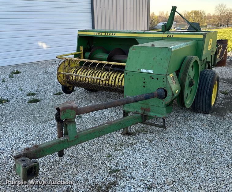 image for item OF9367 John Deere 336 small square baler