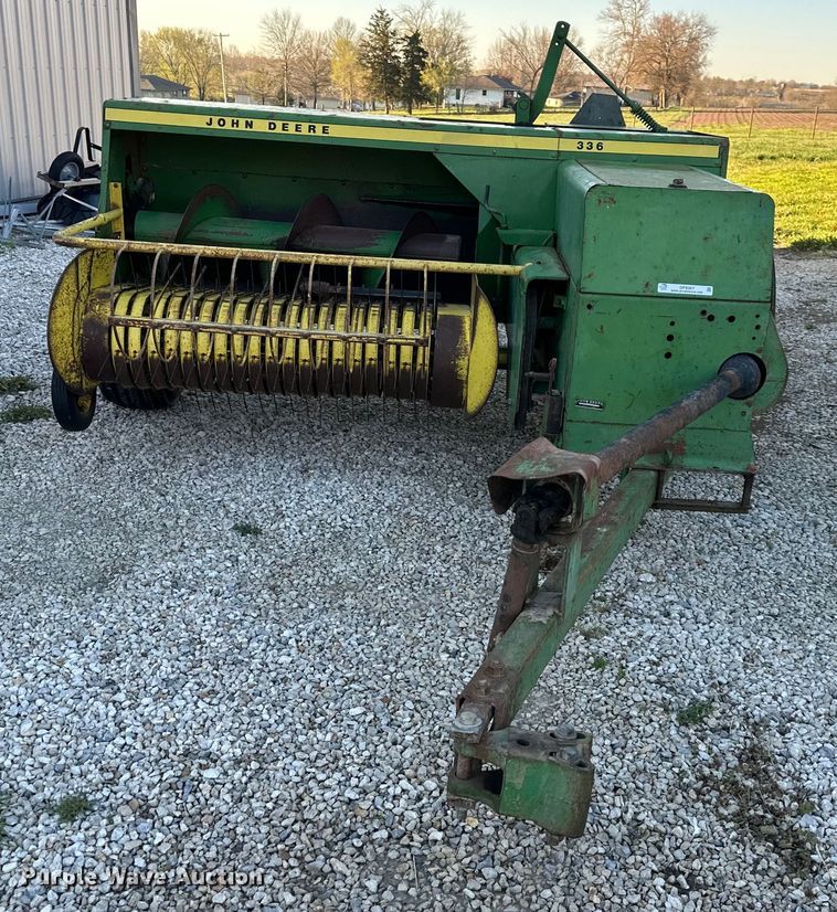 image for item OF9367 John Deere 336 small square baler