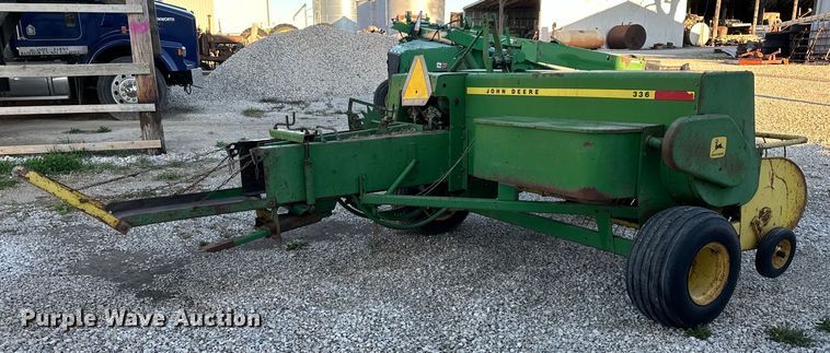 image for item OF9367 John Deere 336 small square baler