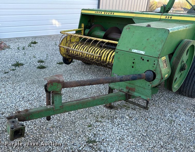 image for item OF9367 John Deere 336 small square baler