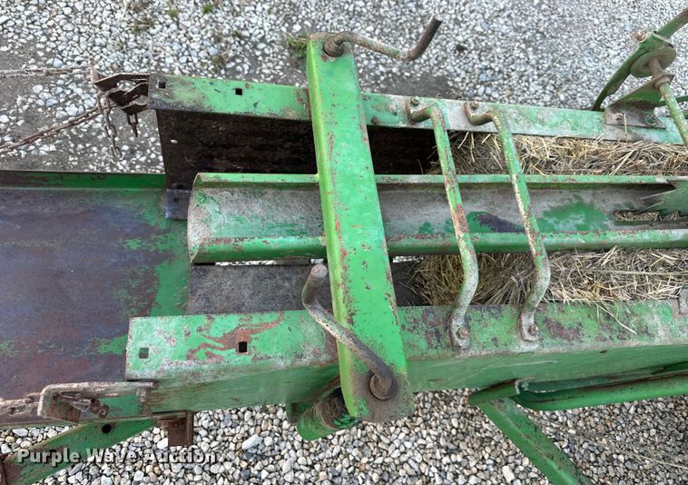 image for item OF9367 John Deere 336 small square baler