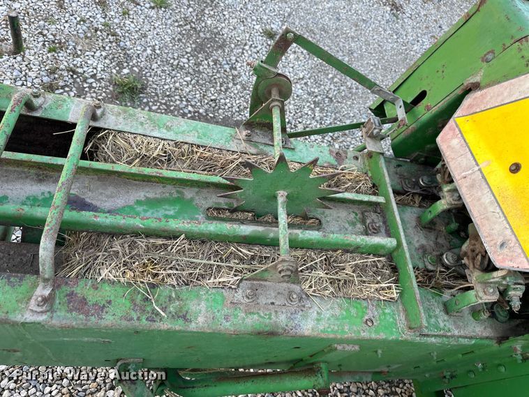 image for item OF9367 John Deere 336 small square baler