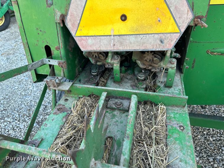 image for item OF9367 John Deere 336 small square baler