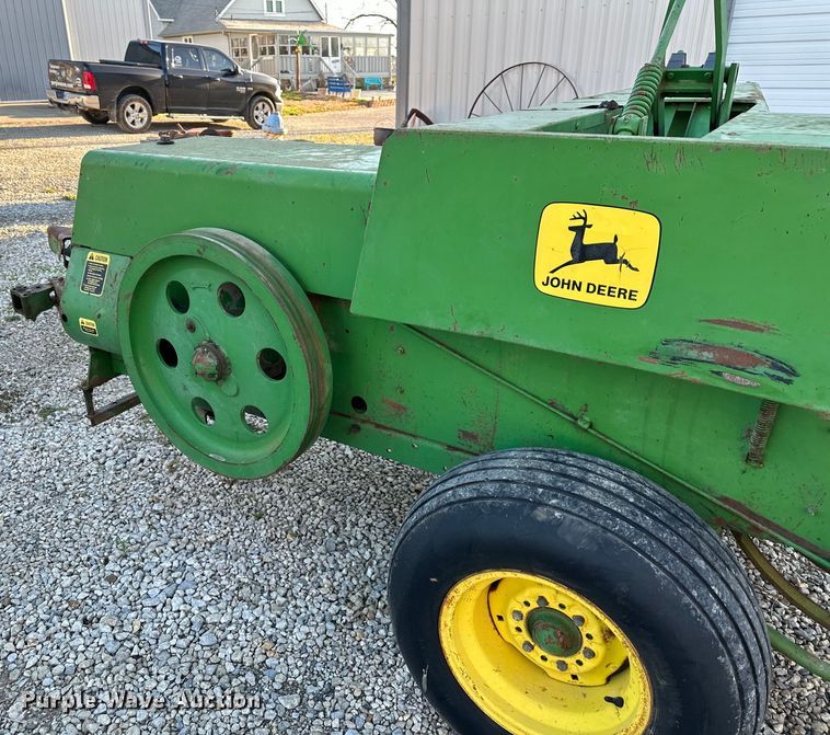 image for item OF9367 John Deere 336 small square baler