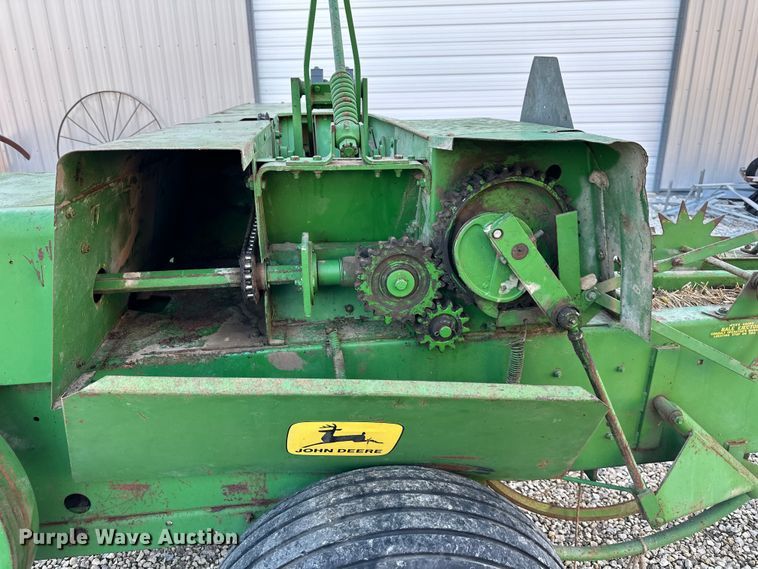 image for item OF9367 John Deere 336 small square baler