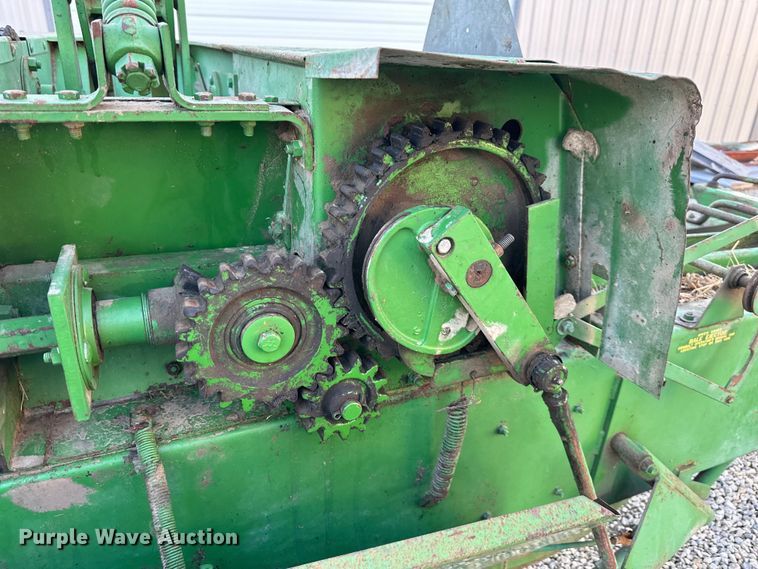 image for item OF9367 John Deere 336 small square baler
