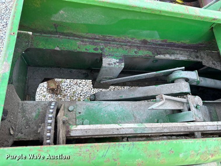 image for item OF9367 John Deere 336 small square baler