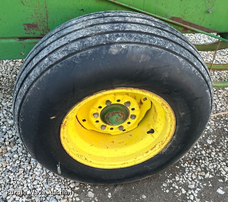 image for item OF9367 John Deere 336 small square baler