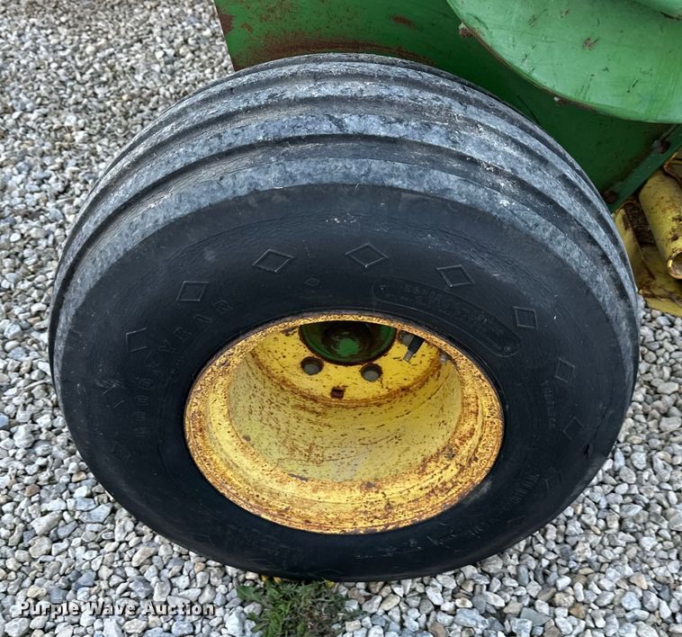 image for item OF9367 John Deere 336 small square baler