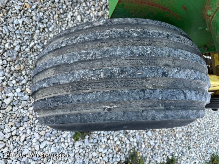 image for item OF9367 John Deere 336 small square baler