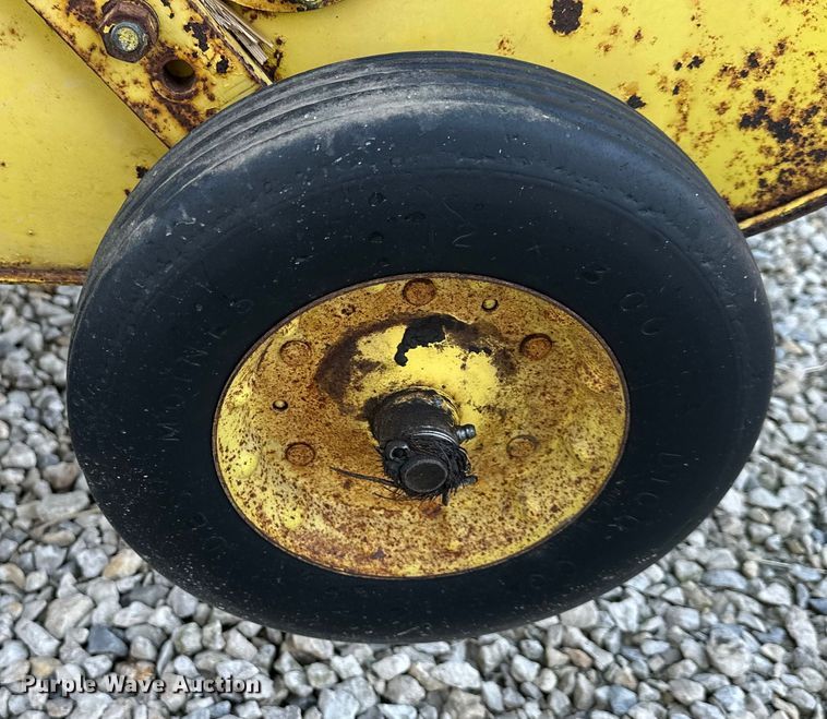 image for item OF9367 John Deere 336 small square baler