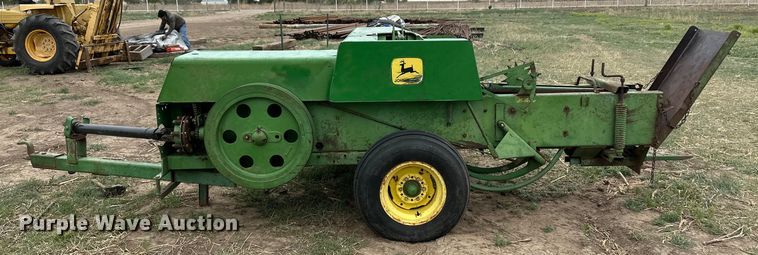 image for item OI9014 John Deere 346 small square baler