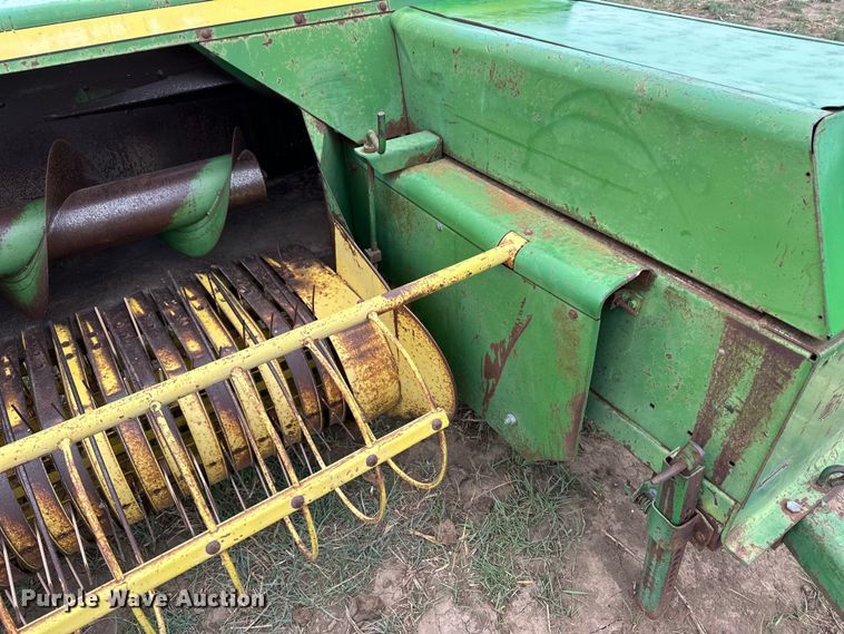 image for item OI9014 John Deere 346 small square baler