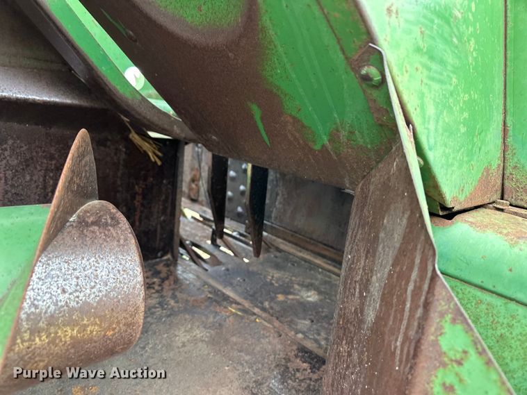 image for item OI9014 John Deere 346 small square baler