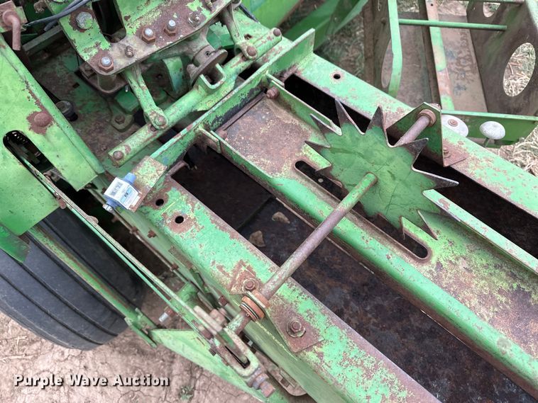 image for item OI9014 John Deere 346 small square baler