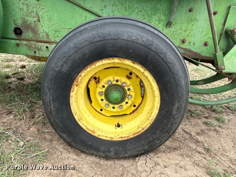 image for item OI9014 John Deere 346 small square baler