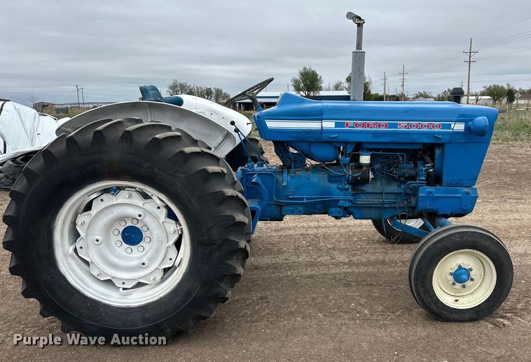 image for item OI9016 1974 Ford 5000 tractor