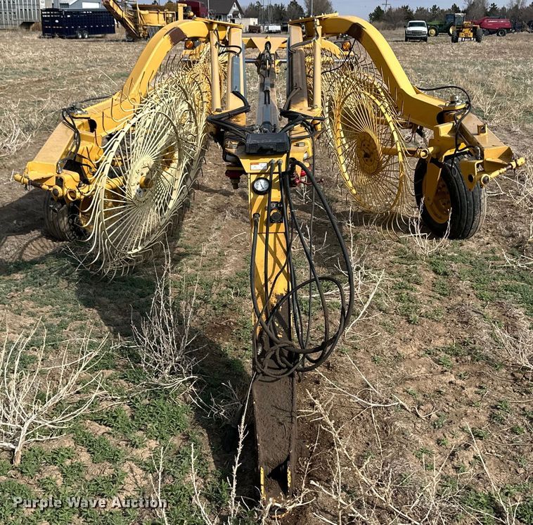 image for item OI9304 2011 Vermeer VR1428 hay rake