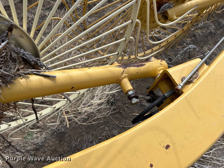 image for item OI9304 2011 Vermeer VR1428 hay rake