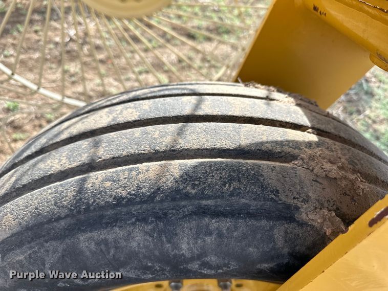 image for item OI9304 2011 Vermeer VR1428 hay rake