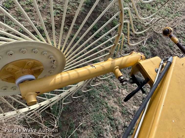 image for item OI9304 2011 Vermeer VR1428 hay rake