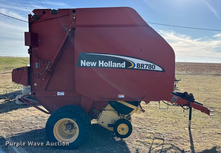 image for item OI9341 2003 New Holland BR780 round baler