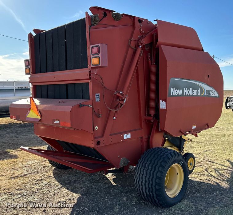 image for item OI9341 2003 New Holland BR780 round baler
