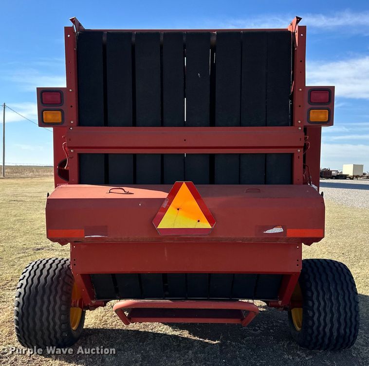 image for item OI9341 2003 New Holland BR780 round baler