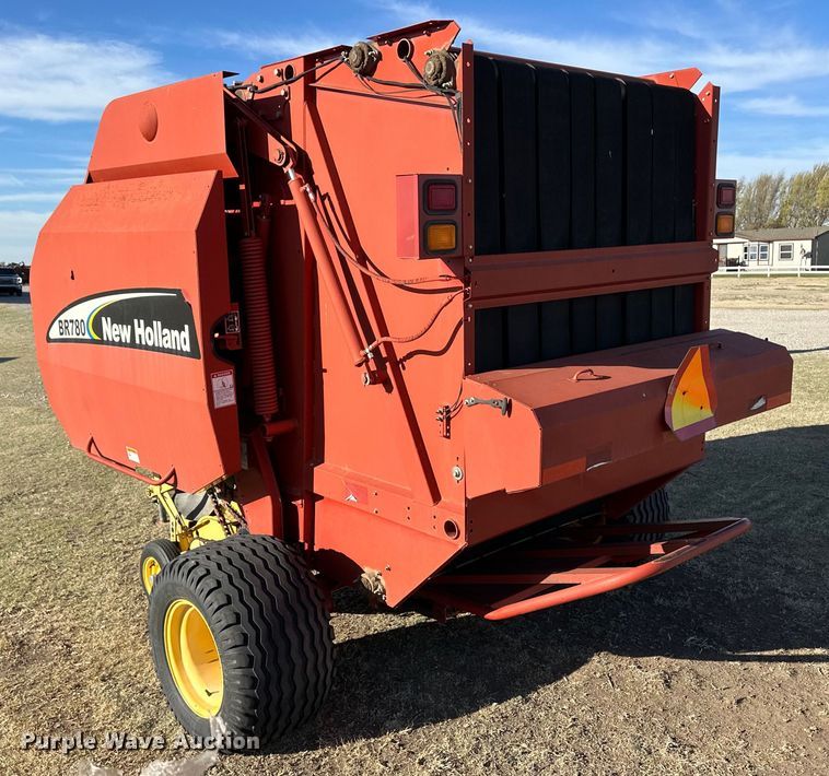 image for item OI9341 2003 New Holland BR780 round baler