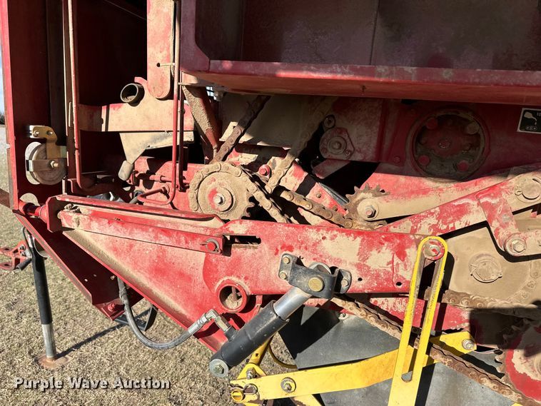 image for item OI9341 2003 New Holland BR780 round baler