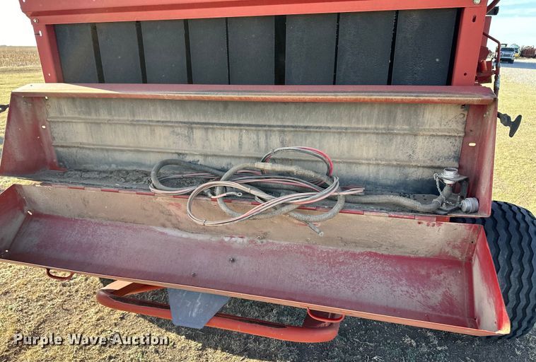 image for item OI9341 2003 New Holland BR780 round baler