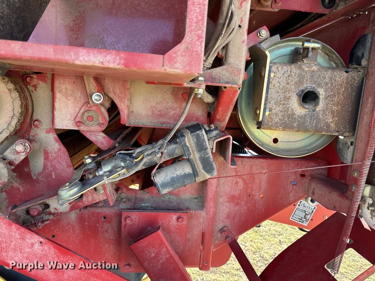 image for item OI9341 2003 New Holland BR780 round baler