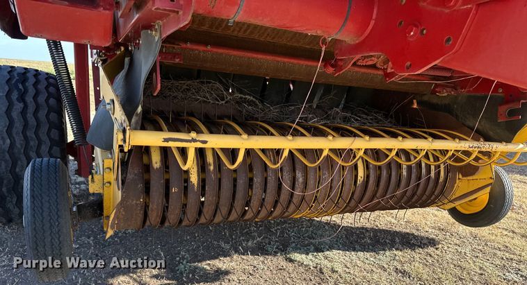 image for item OI9341 2003 New Holland BR780 round baler