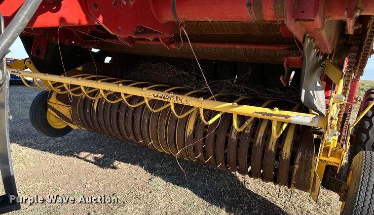 image for item OI9341 2003 New Holland BR780 round baler