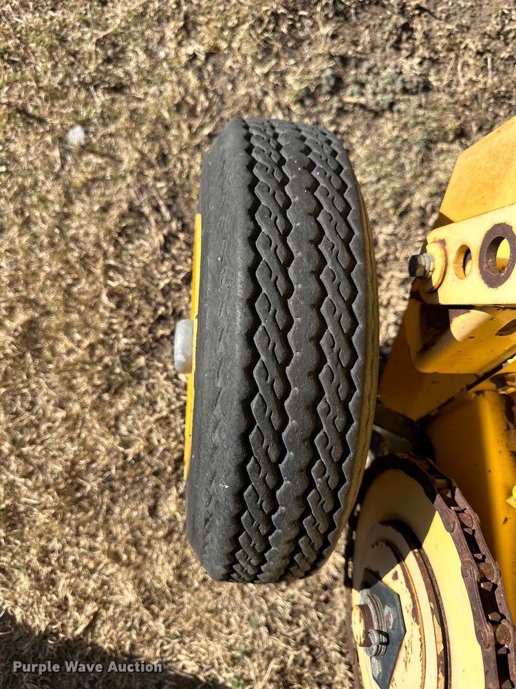 image for item OI9341 2003 New Holland BR780 round baler