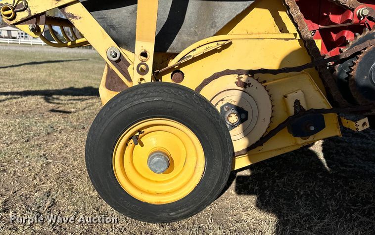 image for item OI9341 2003 New Holland BR780 round baler