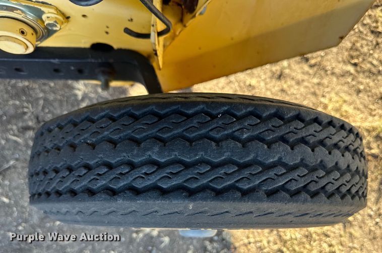 image for item OI9341 2003 New Holland BR780 round baler