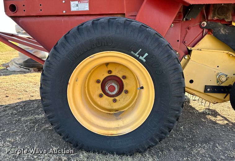 image for item OI9341 2003 New Holland BR780 round baler