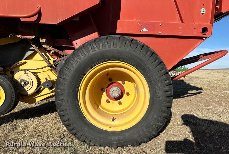 image for item OI9341 2003 New Holland BR780 round baler