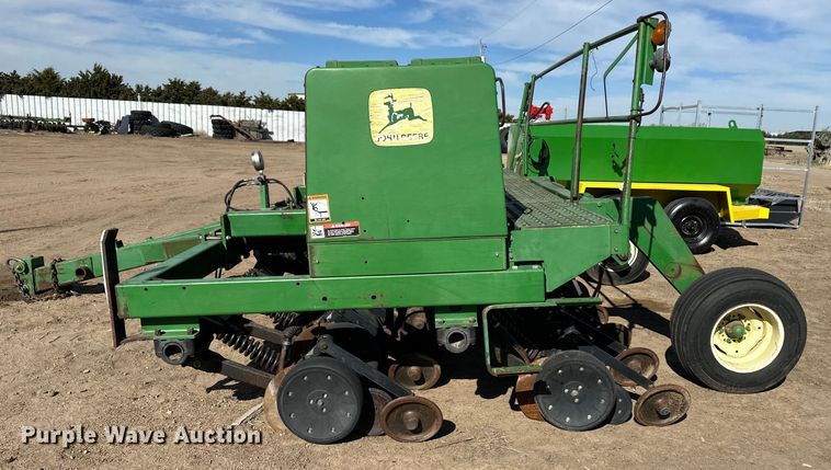 image for item OI9356 John Deere 750 grain drill